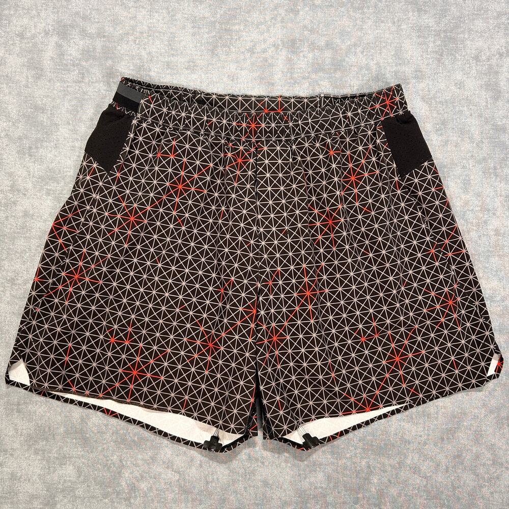 Lululemon T.H.E. Short Lined 7" Mens Large Black Red Geometric LM7ASQS Athletic